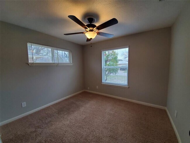 Building Photo - 2820 Fairbrook St