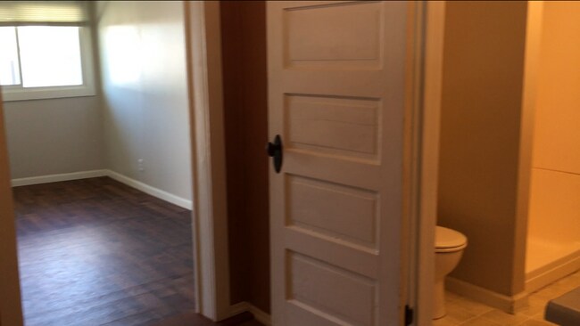 Building Photo - 1 Bedroom Unit in Triplex  Near Downtown and Campus