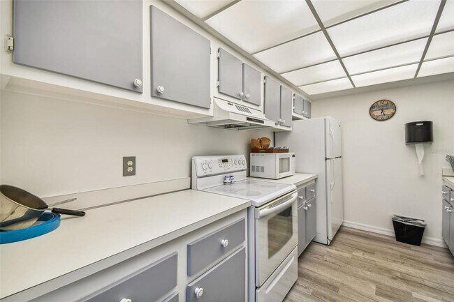 Building Photo - 255 Dolphin Point