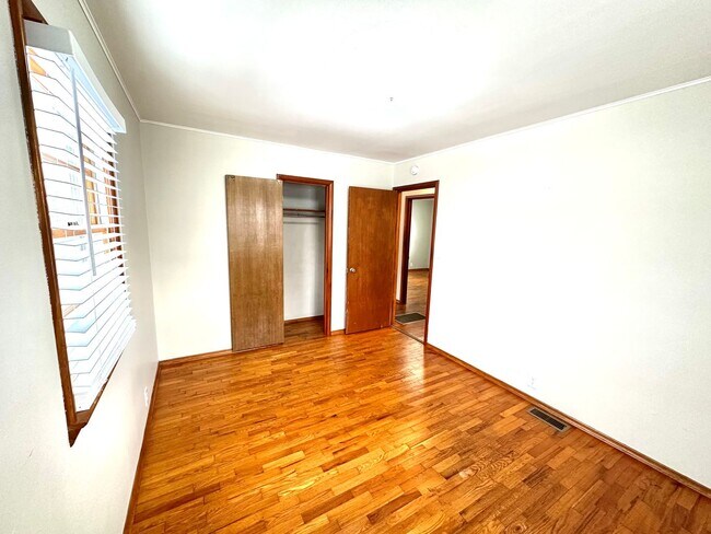 Building Photo - 3 BEDROOM 1 BATH IN JOPLIN-$1200 RENT-$1200 DEPOSIT