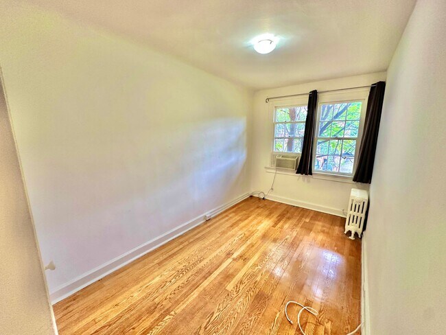 Building Photo - Spacious 6 bedroom 3.5 bath Tudor Townhouse w/Deck close to Georgetown University & Hospital