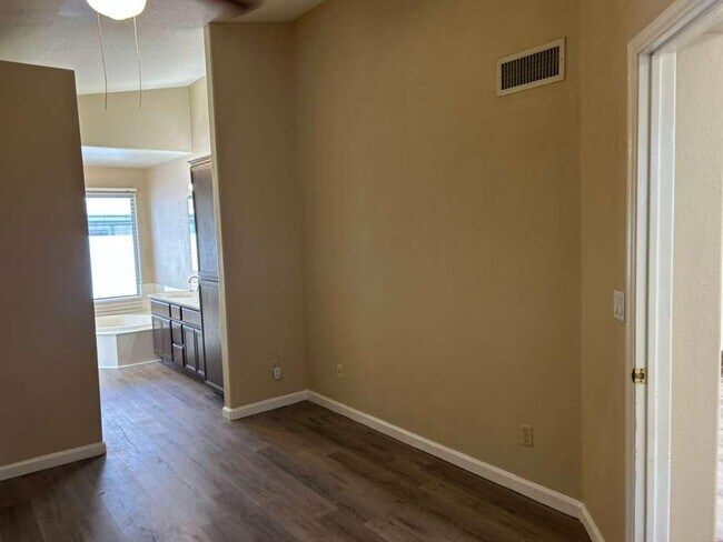 Building Photo - 15822 N 5th Ave