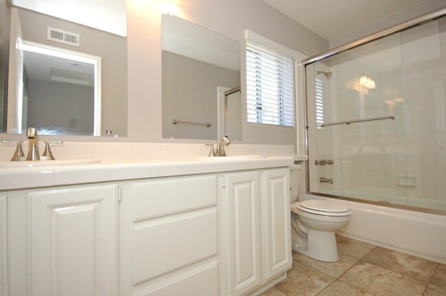 Building Photo - Lovely 3BR/2.5BA Home with Gorgeous Featur...