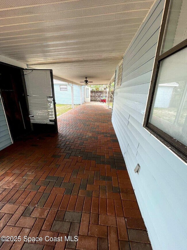 Building Photo - 2310 Pineapple Ave