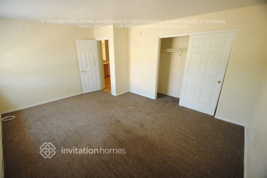 Building Photo - 9426 E Juanita Ave