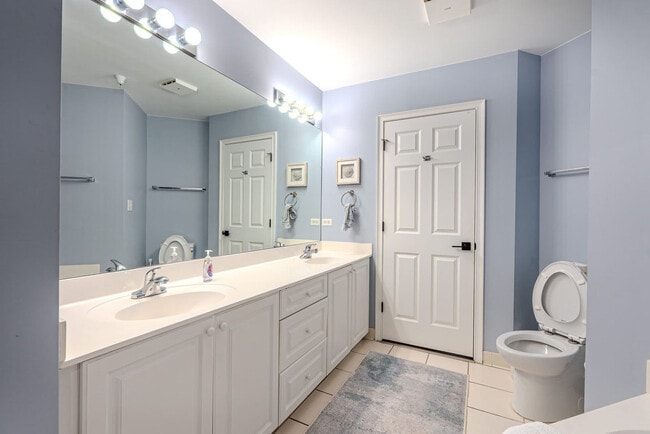 Building Photo - 10 N Forest Beach Dr