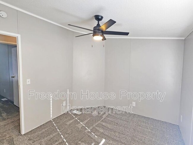 Building Photo - 320 W Comstock Cir S