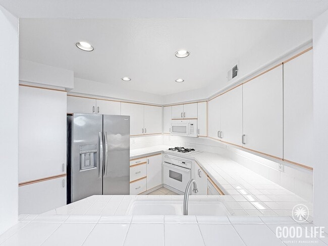 Building Photo - Modern comfort meets coastal living in thi...