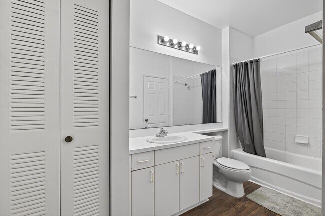 Building Photo - 625 Fairway Dr