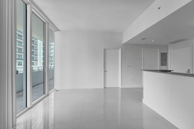 Building Photo - 1 bedroom and 1 bath condo located east side of Biscayne Blvd Miami Florida