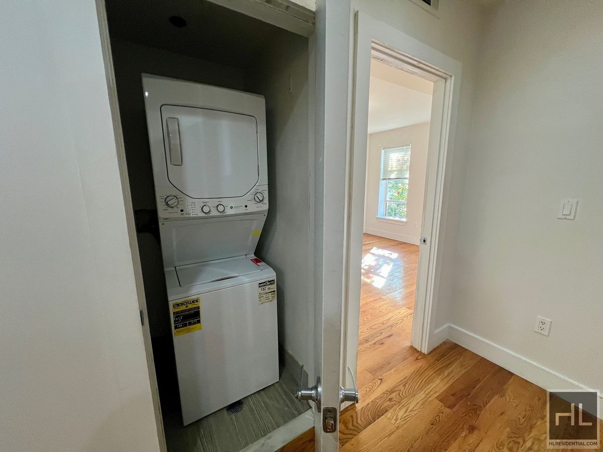Building Photo - 2BR 1BA w/ Balcony & In Unit Laundry In Bushwick
