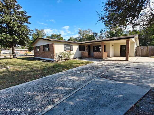 Building Photo - 588 Madeira Dr