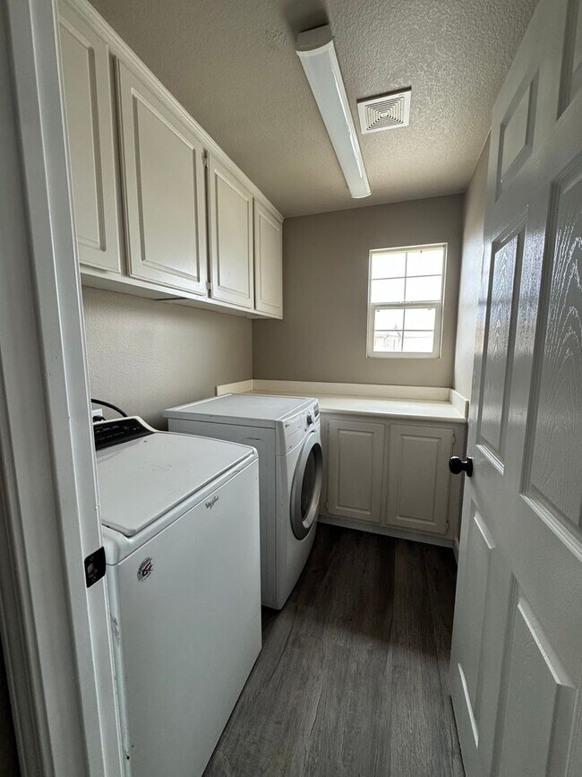 Building Photo - 5 Bedroom 3.5 Bathroom Home in Willowalk Community