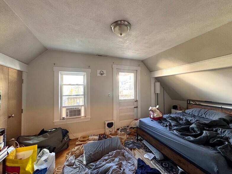 Building Photo - 1386A Beacon St