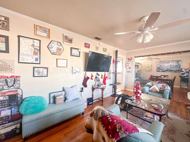 Building Photo - Charming 2-bedroom, 1-bath Home in a Central Location!