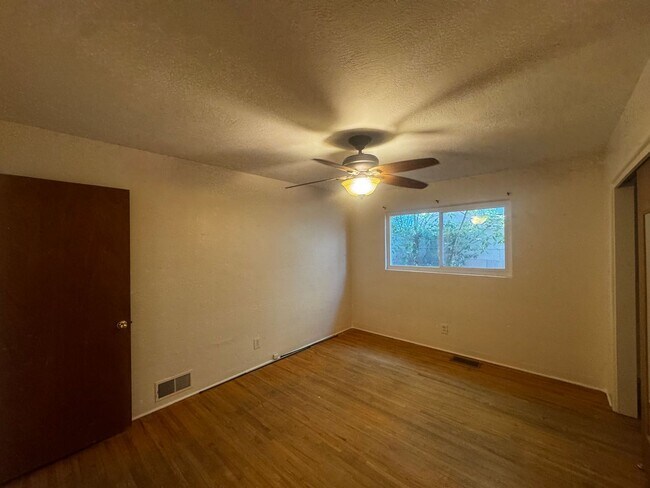 Building Photo - 3 Bed / 2 Bath Home Near Jerry Cline Park & Tennis Courts
