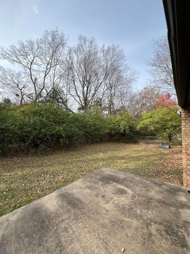 Building Photo - 3 bedroom 2 bath in tucked away neighborhood