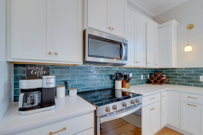 Building Photo - 615 E 33rd St