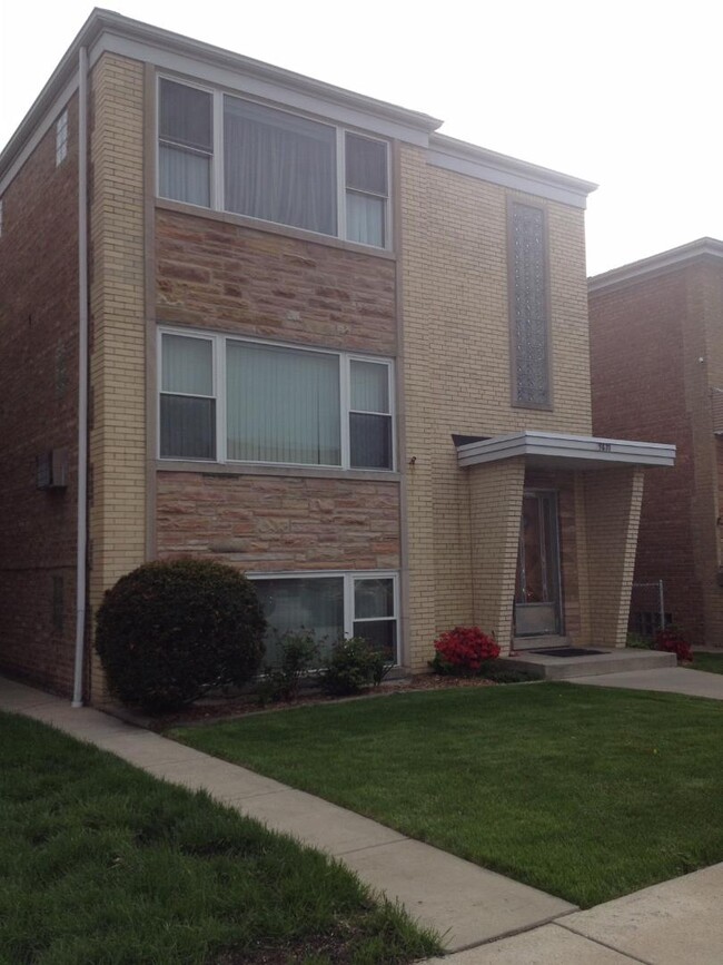Building - 5870 N Elston Ave