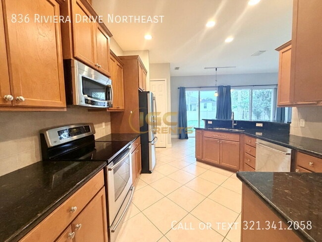 Building Photo - 836 Riviera Dr NE