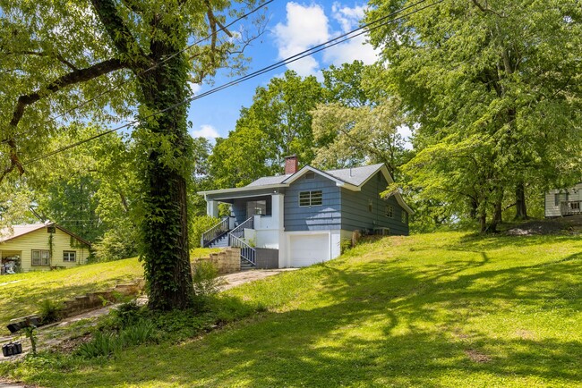 Building Photo - Beautifully Renovated 4 Bedroom 2 Bath Hom...