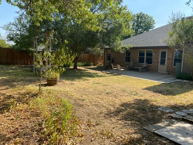 Building Photo - 723 Carmel Dr