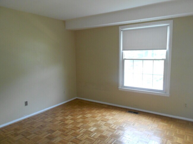 Building Photo - 325 Homeland Southway