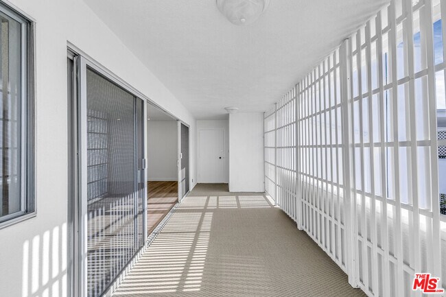 Building Photo - 825 S Gretna Green Way