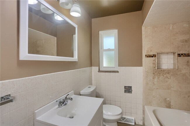 Building Photo - 194 Woodridge Dr