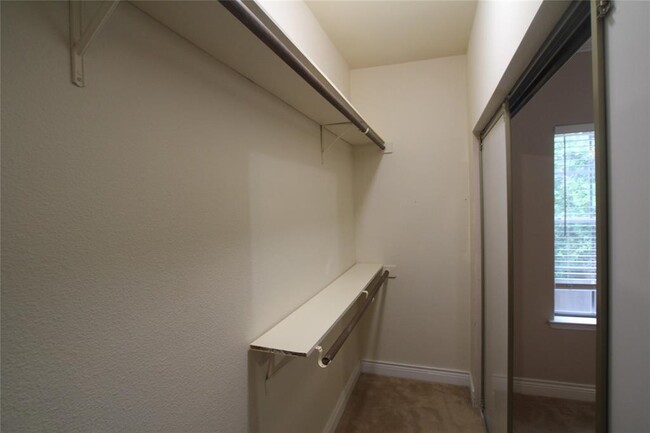 Building Photo - 17627 Red Oak Dr
