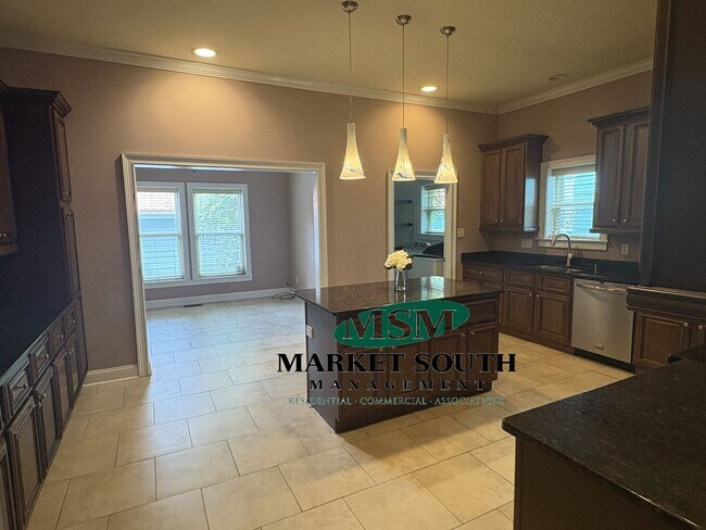 Building Photo - **APPLICATION PENDING!! Renovated Historic District!