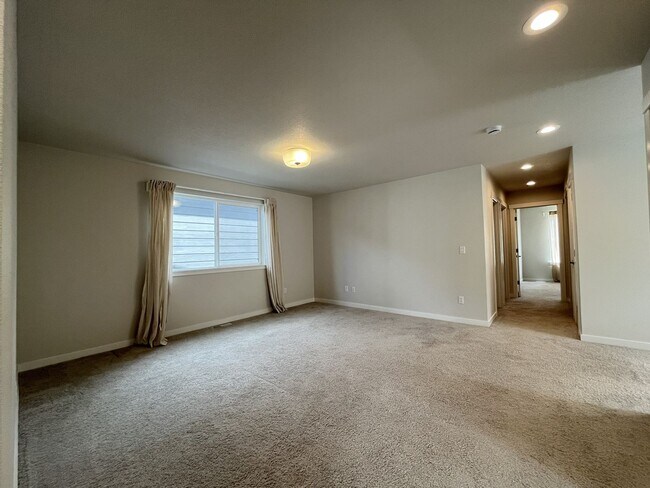 Building Photo - Stunning 2024 Built 5BR Home with Main-Level Suite, EV Charger & Covered Patio Near River Terrace