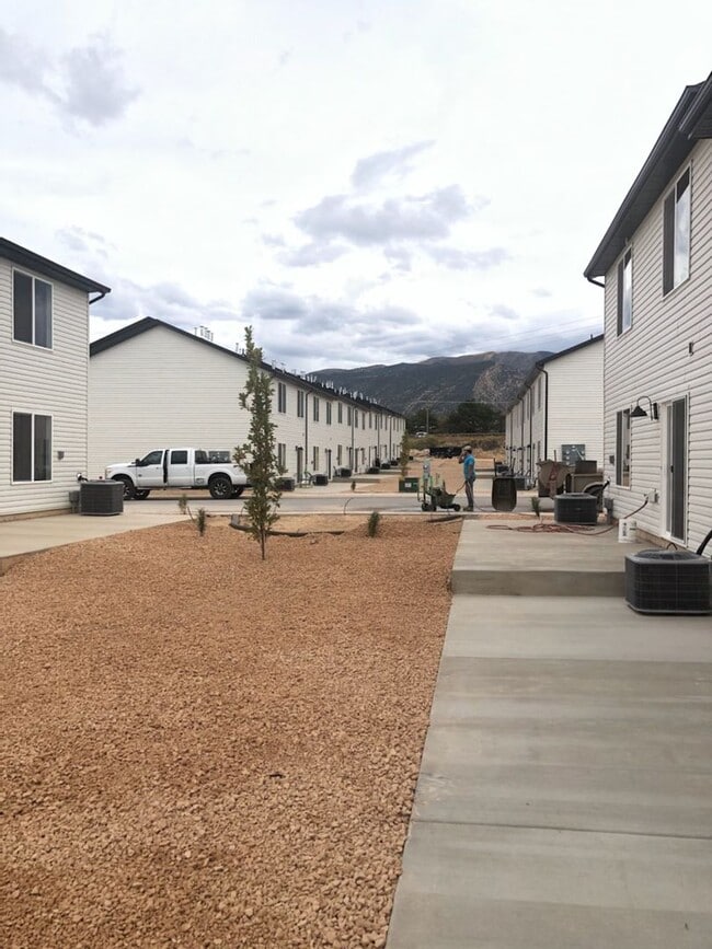 Building Photo - Comfortable and Spacious 4-Bedroom Townhome in Cedar City!