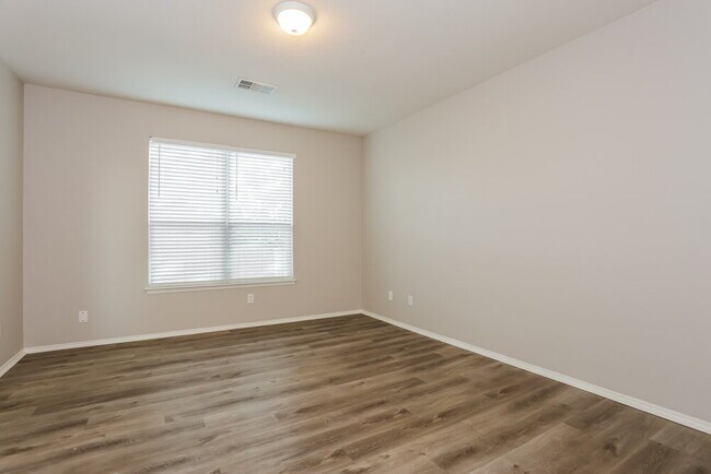 Building Photo - 2804 Hilcroft Ave