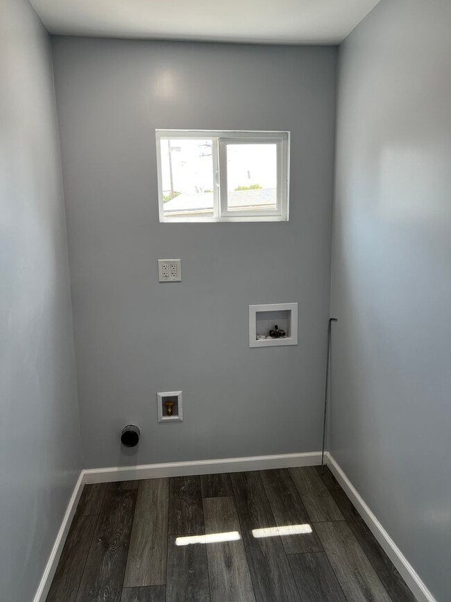 Building Photo - Remodeled 3 Bedroom 2 Bath House with 4 Ca...