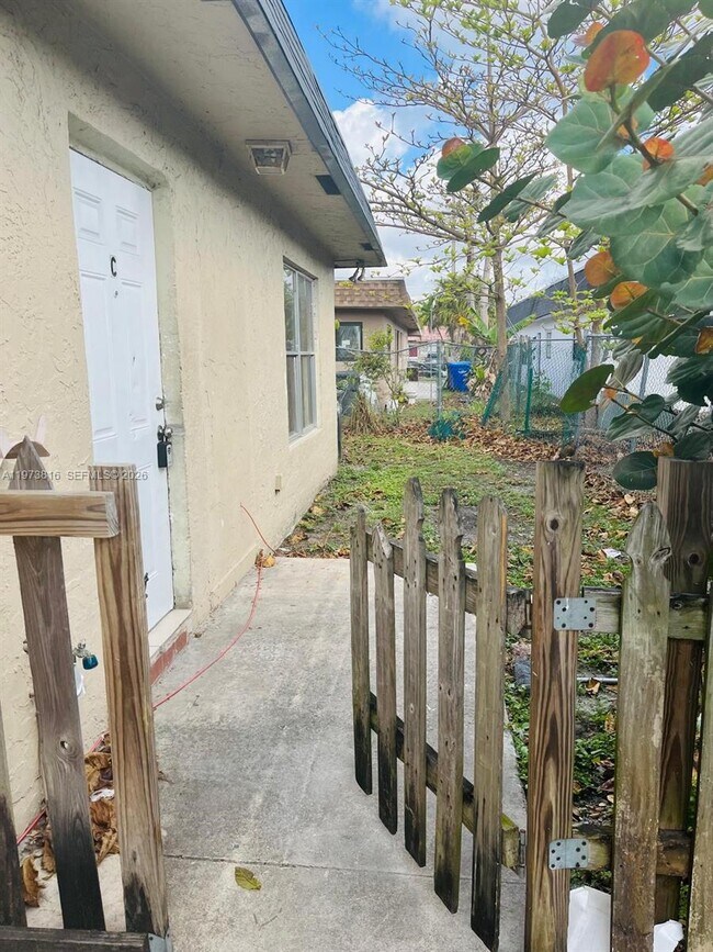 Building Photo - 7701 SW 10th Ct