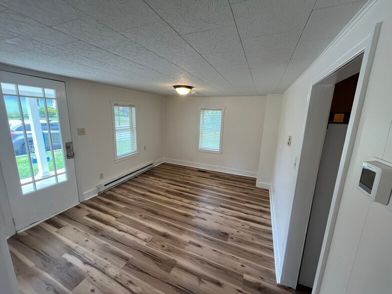 Living Rm - 328 Tyrone St