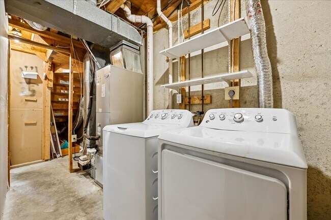 Building Photo - Luxury Townhome at Lake Linganore