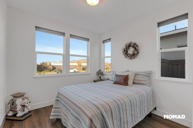 Building Photo - Dive into a Stunning Home in Roseville with Heated Pool - Available Jan 2026!