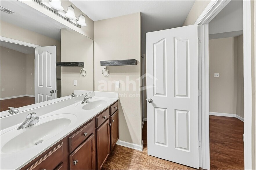 Building Photo - 410 Lind Point Ln