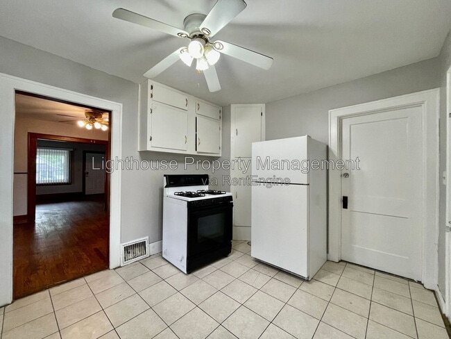 Building Photo - 839 W Larch Ave