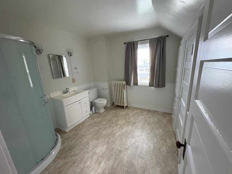 Building Photo - 834 Paris Ave NE