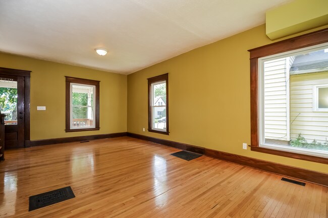 Building Photo - 227 Valley Ave NW