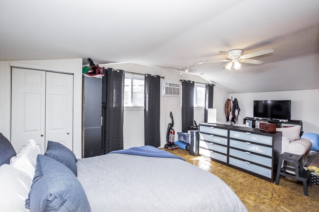 Building Photo - RARE studio in Bucktown that always rents quickly! Free Laundry! Included Internet!