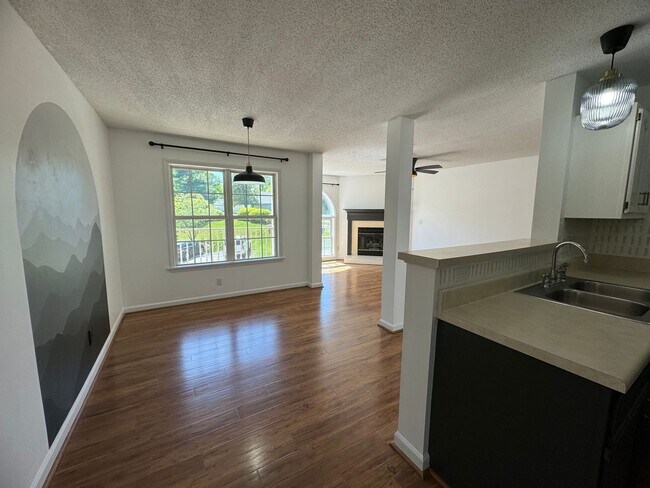 Building Photo - 2BR 2BA Condo beside Greenway