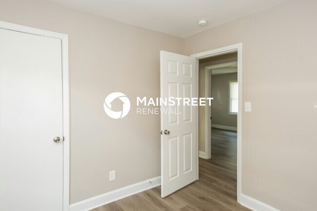 Building Photo - 4 Bedroom Pet-Friendly Home in Charlotte, NC with Main Street Renewal