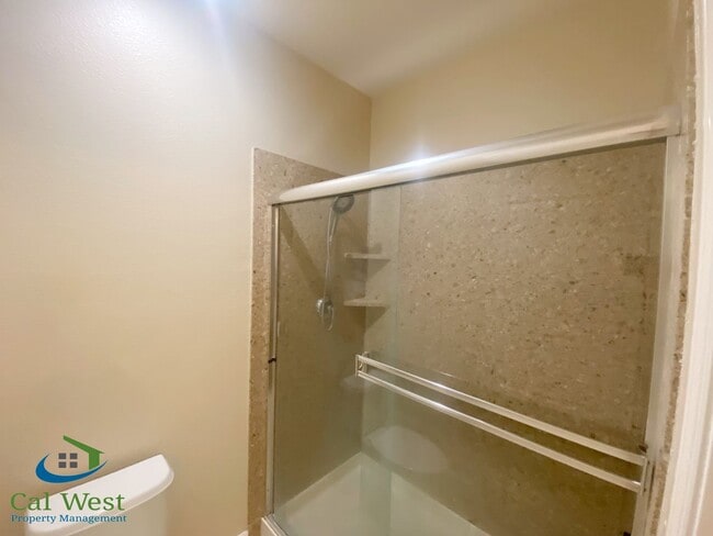 Building Photo - $3795 - 3 Bed/2.5 Bath Tri-level Townhome ...