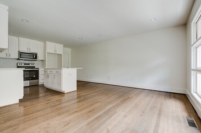 Building Photo - 5196 Scenic View Dr