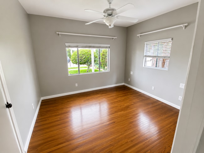Building Photo - Spacious Kensington Home with Hardwood Floors and Fireplace
