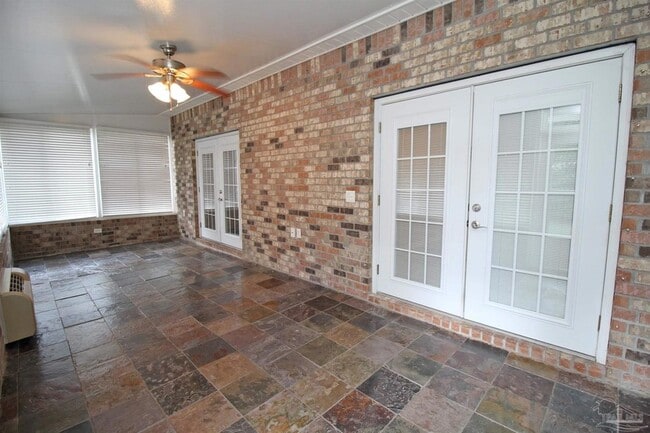 Building Photo - 639 Saleta St